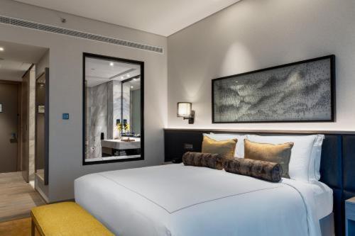 Superior Room King Bed Golf View